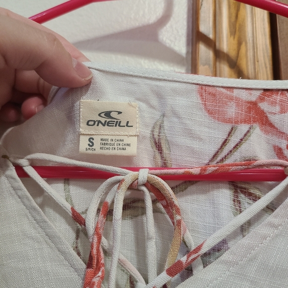 🆕️O'Neill Floral Women's Top - Cream and Pink Floral Blouse NWT - Picture 5 of 9